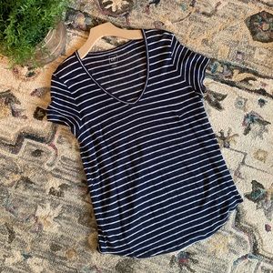 ✨GAP 100% linen, navy and white striped t-shirt.